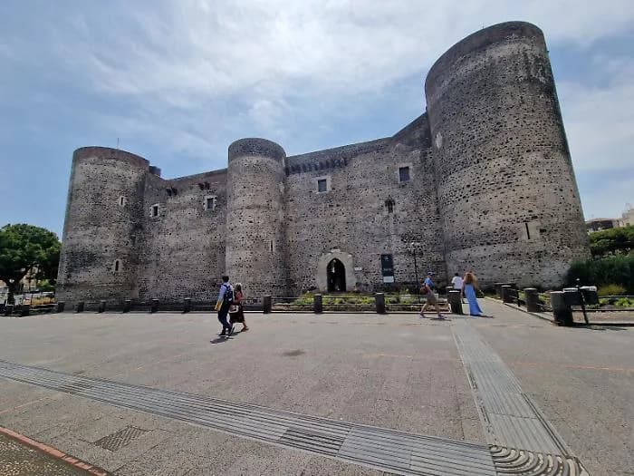 A Catania Castello Ursino e Duomo invasi dagli alloggi Airbnb, ma il mercato non è saturo