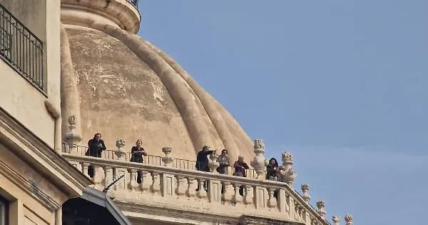 Più turisti e più Airbnb in centro, ma gli affitti sono meno cari: il paradossale fenomeno etneo