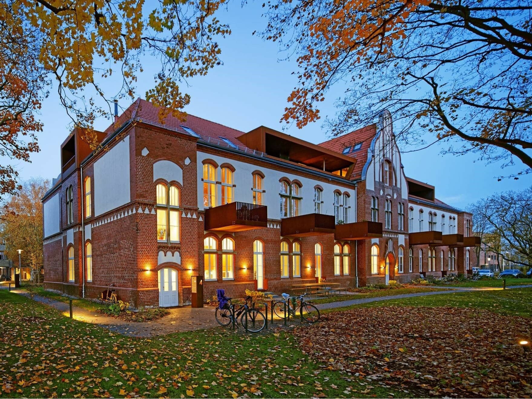 Wohnen und Arbeiten im Anscharpark (Umnutzung eines Lazarettgebäudes)